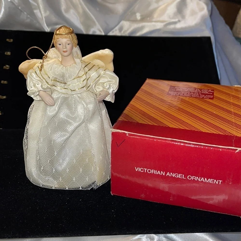 Avon Vtg Collectible Ornament “Victorian Angel” In orig box